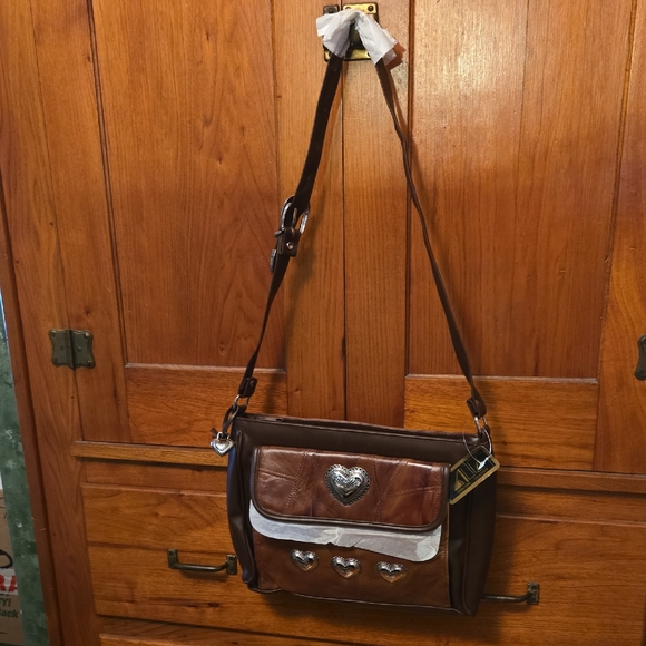 NEW: ALIZ Genuine Leather Purse w/Silver Heart Accents - Picture 2 of 11